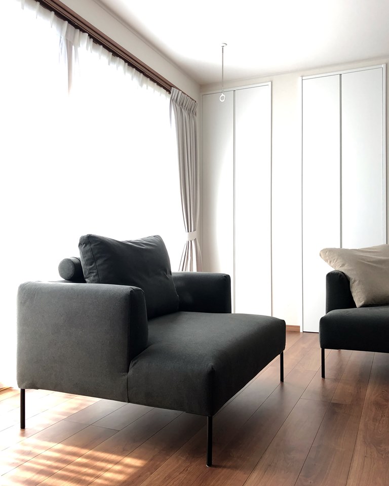 深いカラーも軽やかに見せる | 広島県福山市の家具・インテリア 